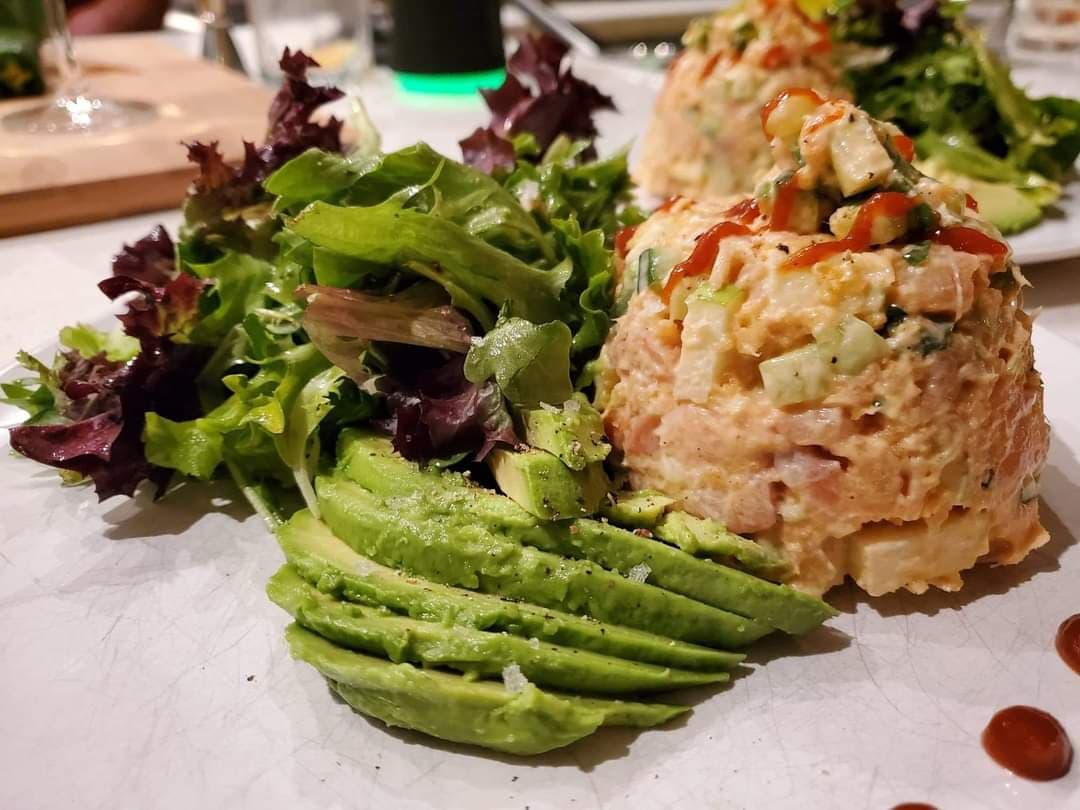 Tartare de saumon avec salade verte et croûtons (Familial)
