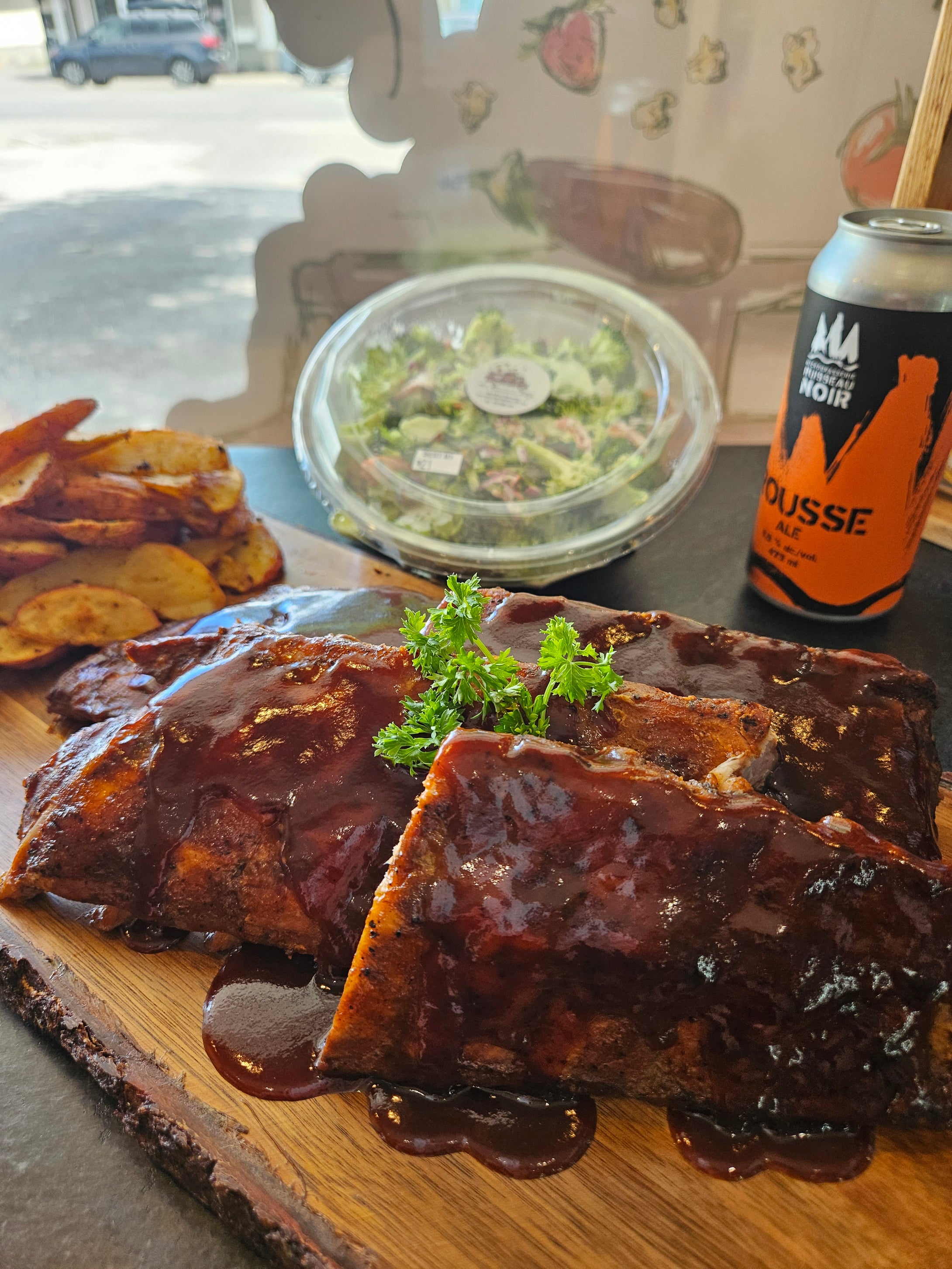 Côtes levées BBQ avec frites de patate douce au four et salade de choux (familial seulement)
