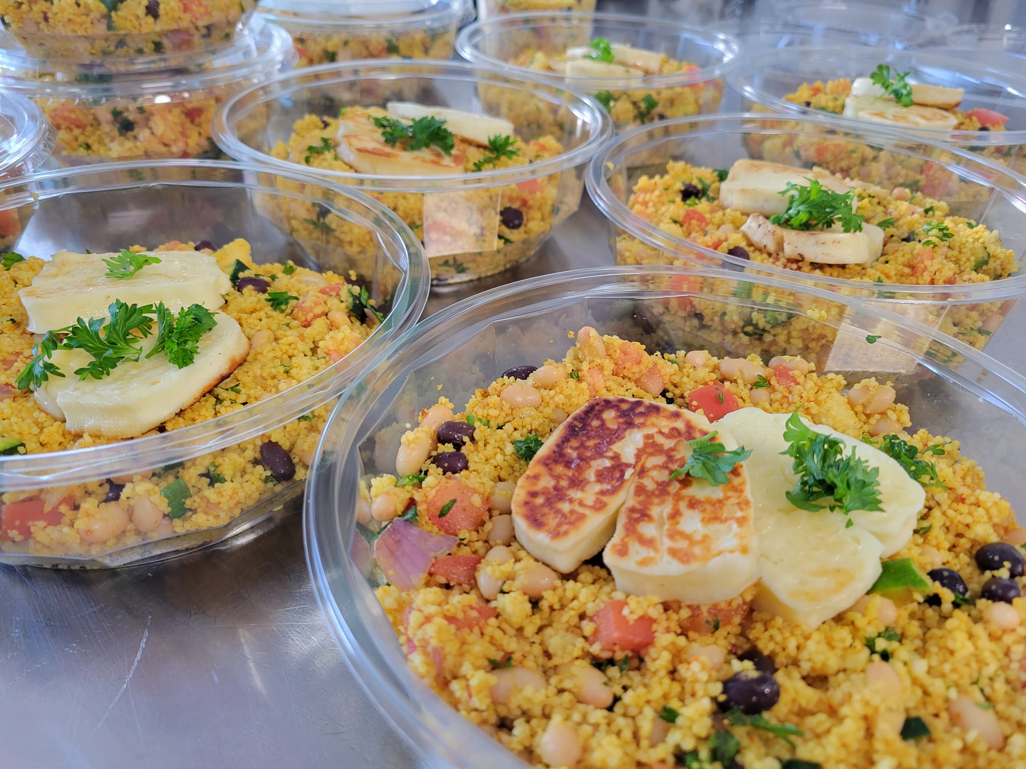 Salade de couscous, légumineuse et Halloumi grillé (Familial)