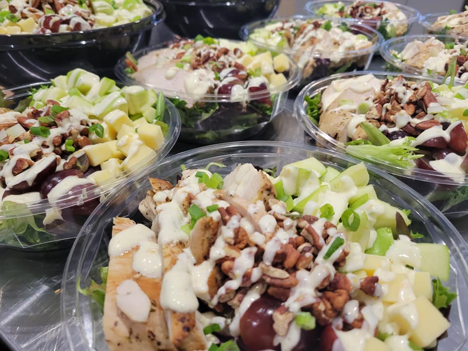 Salade de poulet, pomme, cheddar et noix  (Familial)