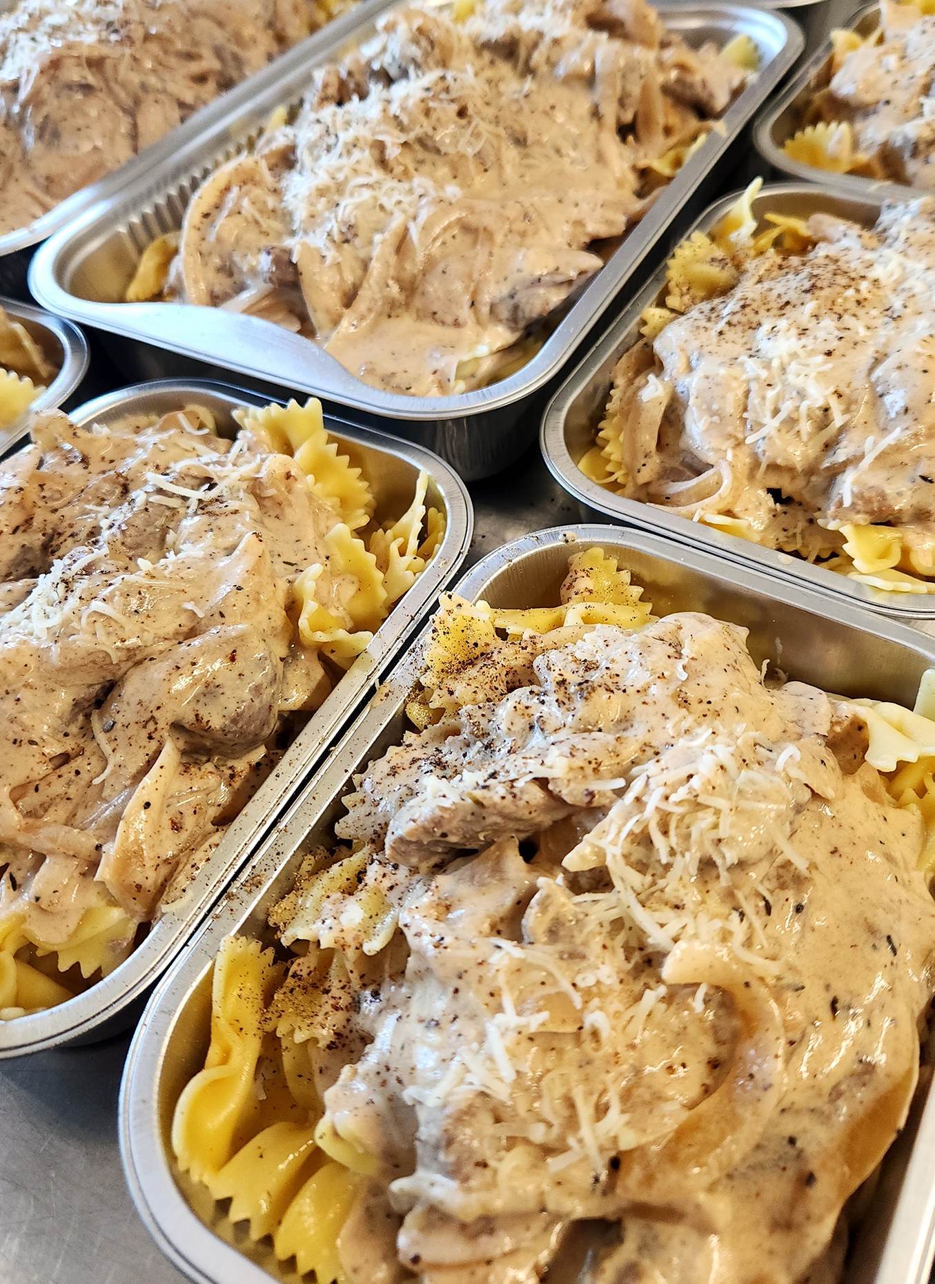 Pâtes sauce crémeuse aux oignons caramélisés et lanières de boeuf (individuel)