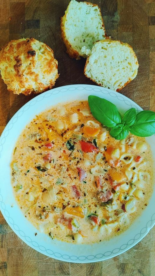 Soupe crémeuse à l'italienne avec petit pain au fromage et romarin (Familial)