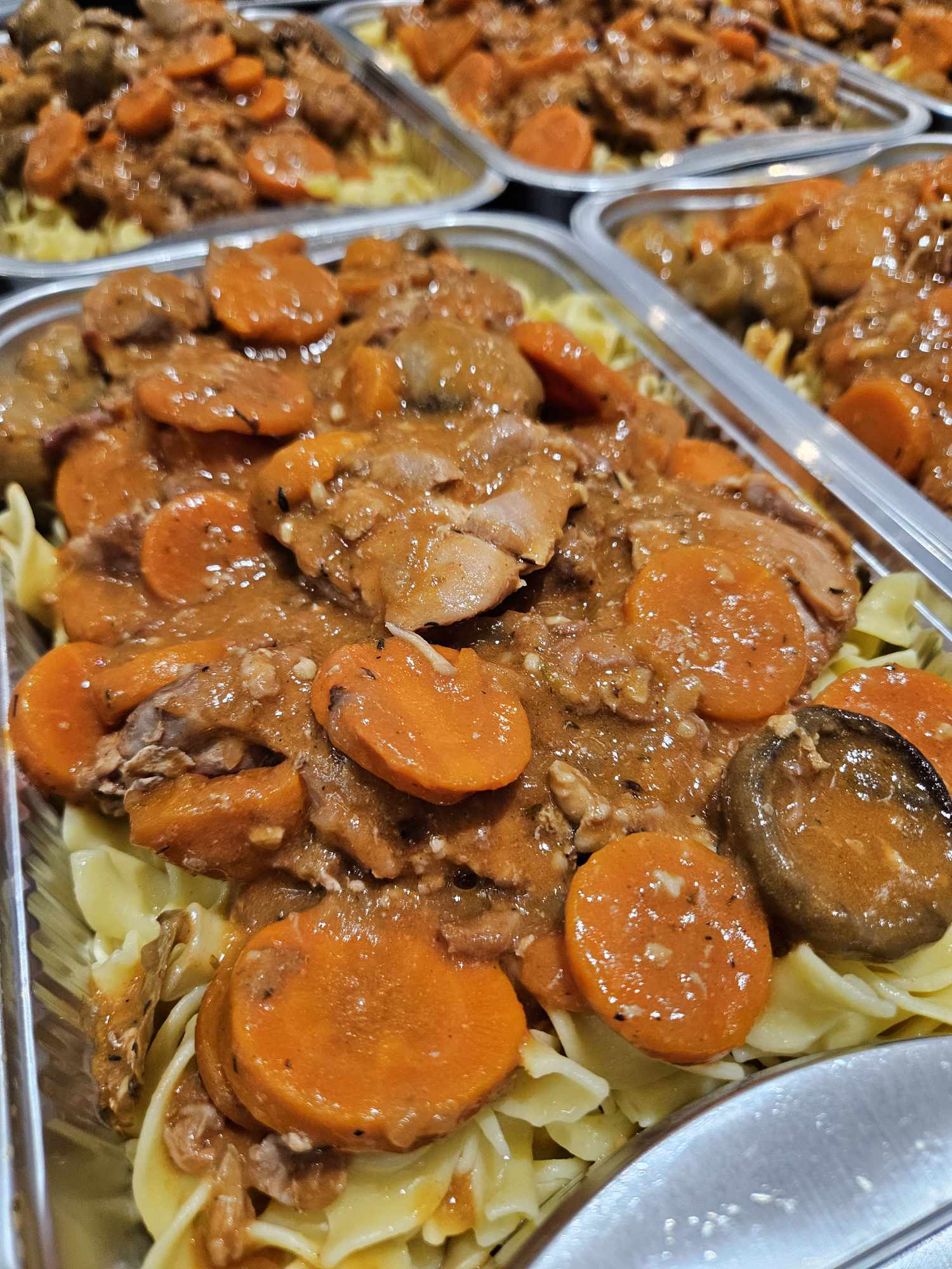 Coq-au-vin sur nouilles aux œufs (Familial)