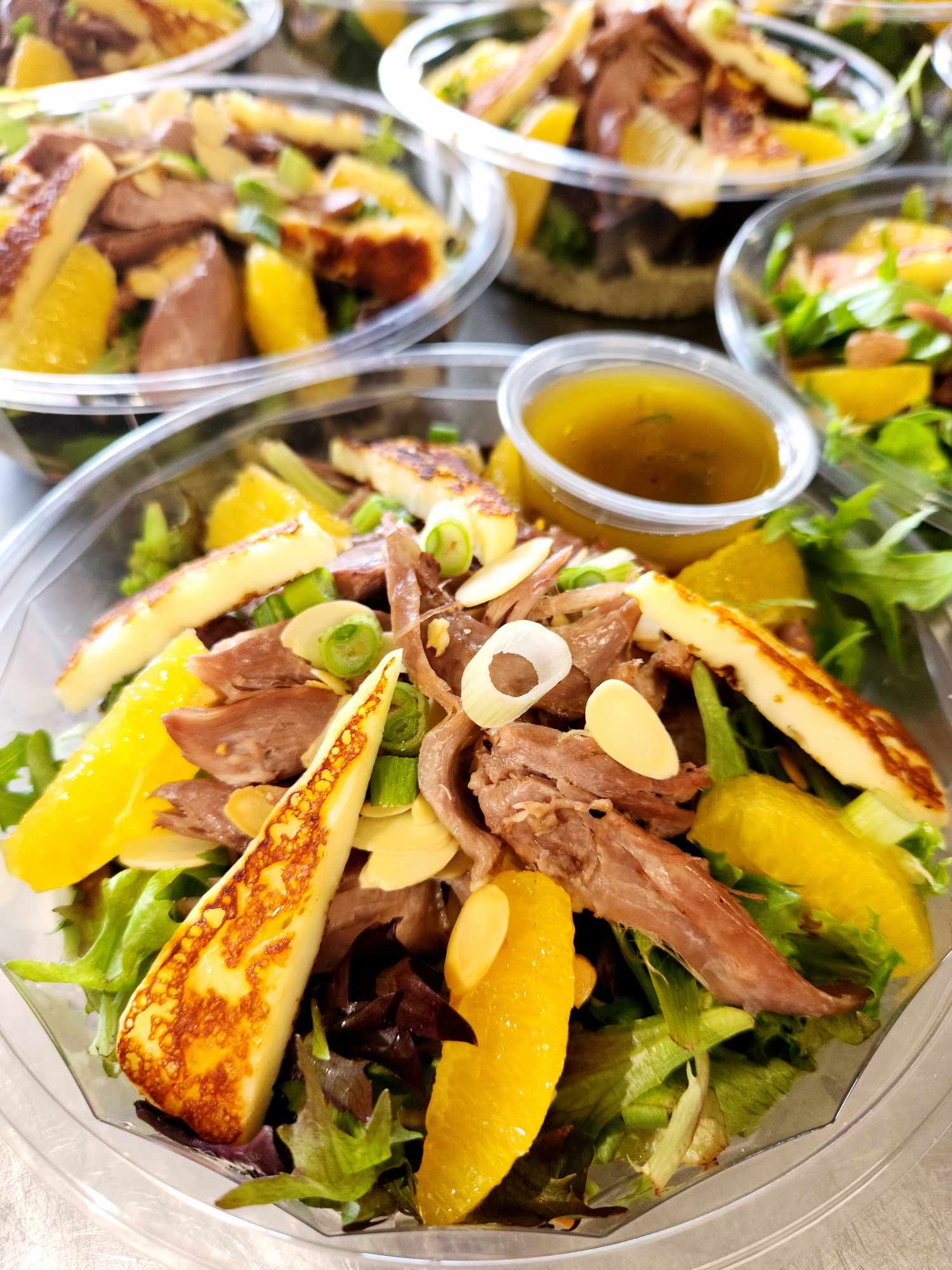 Salade de canard, suprêmes d'orange, et amandes grillées (familial)