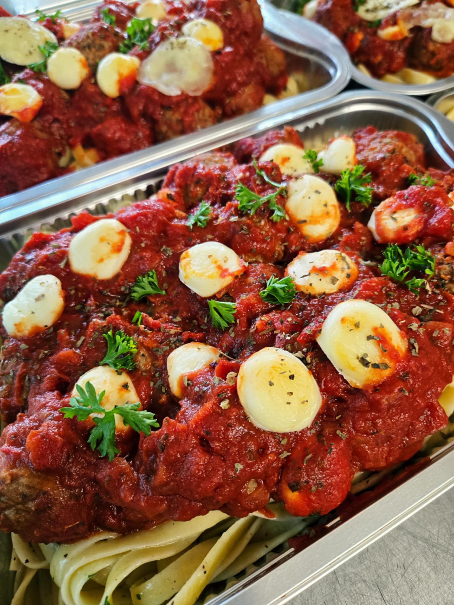 Boulettes sauce marinara et bocconcini sur linguines à l'ail (Familial)