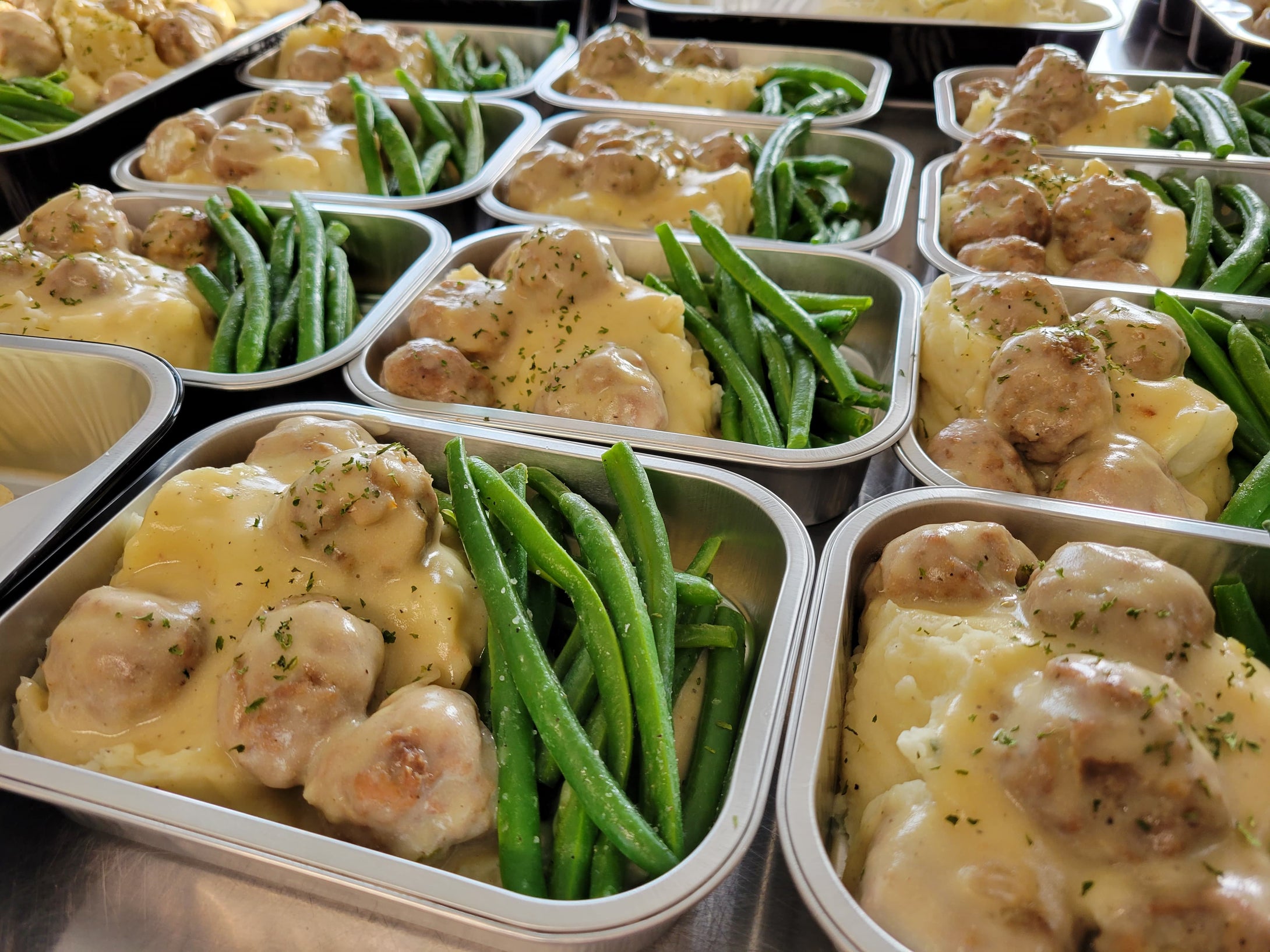 Boulettes suédoises sur purée de pommes de terre et légumes de saison (Individuel)