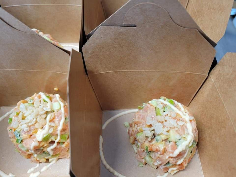 Tartare de saumon avec salade verte et croûtons (Familial)