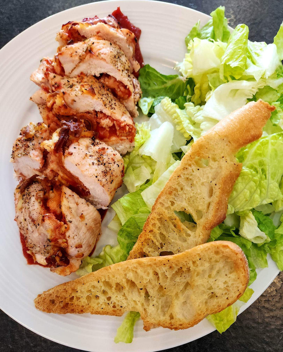 Poulet farci style pizza avec salade césar (Individuel)